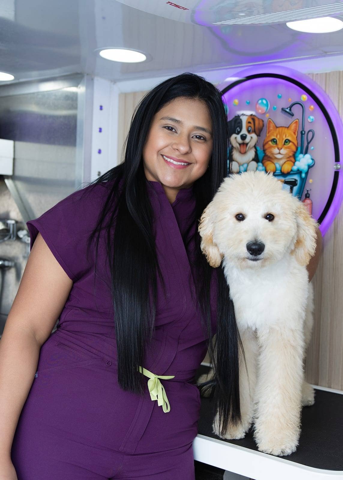 Ana sonriendo con el doodle recién arreglado