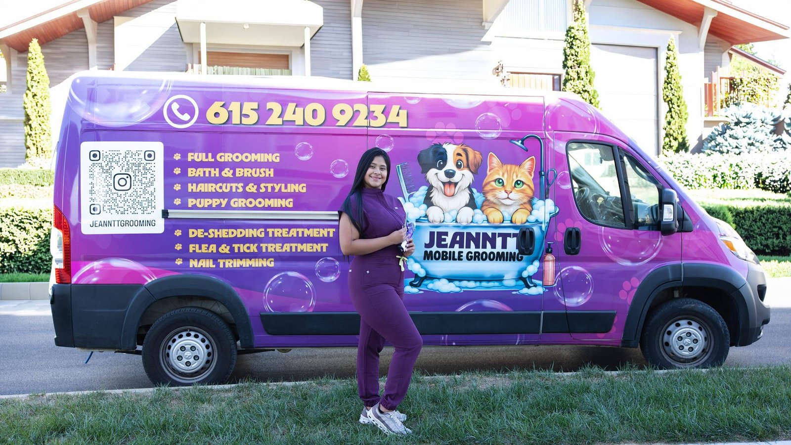 Ana junto a la van de grooming de Jeanntt, estacionada frente a una casa